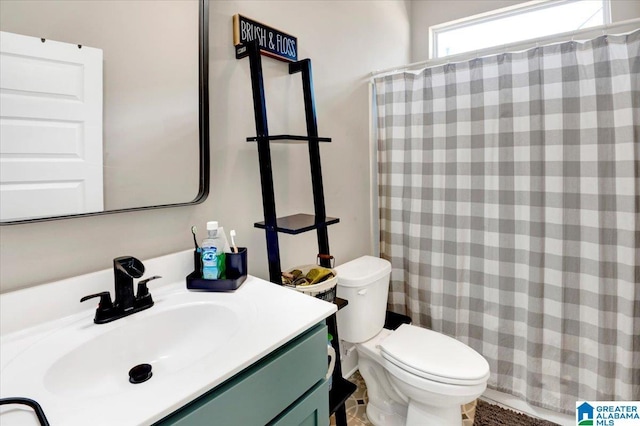 full bathroom with curtained shower, vanity, and toilet