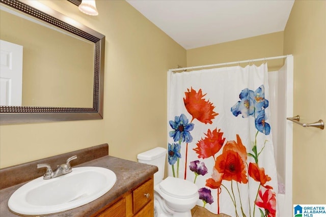 full bathroom with a shower with shower curtain, vanity, and toilet