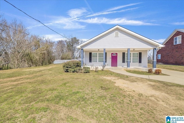 view of front facade featuring a porch and a front lawn