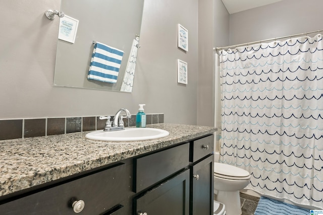 full bath featuring vanity, toilet, and a shower with curtain