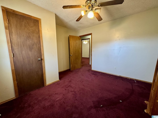 unfurnished bedroom with a textured ceiling, carpet floors, a ceiling fan, baseboards, and a closet