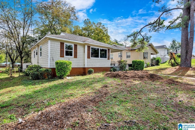 view of front of home featuring a front yard and fence