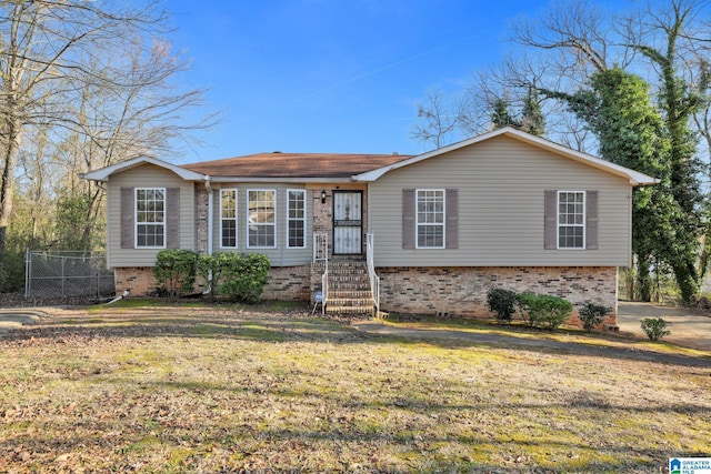 view of front of house featuring a front lawn and fence