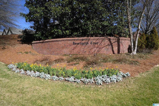 community / neighborhood sign featuring a lawn