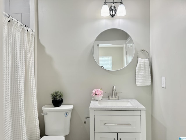 full bath with toilet, a shower with shower curtain, and vanity