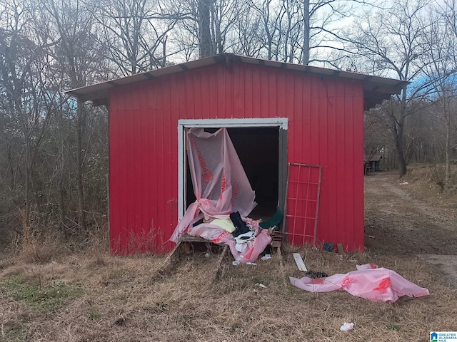 view of outdoor structure with an outbuilding