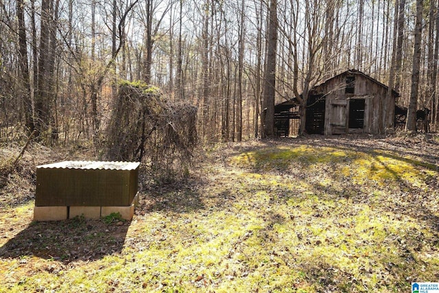 view of yard featuring an outdoor structure and a barn