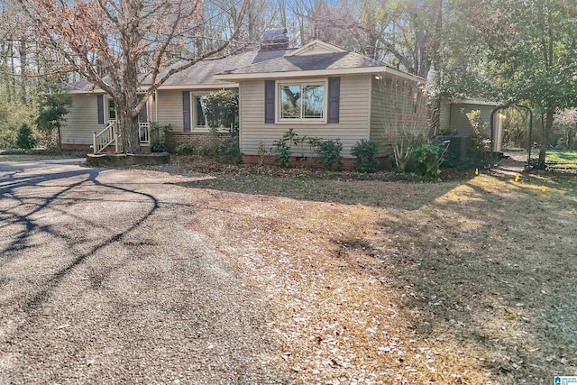 single story home with driveway