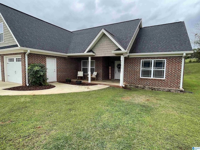 view of front of home featuring roof with shingles, a front yard, and brick siding