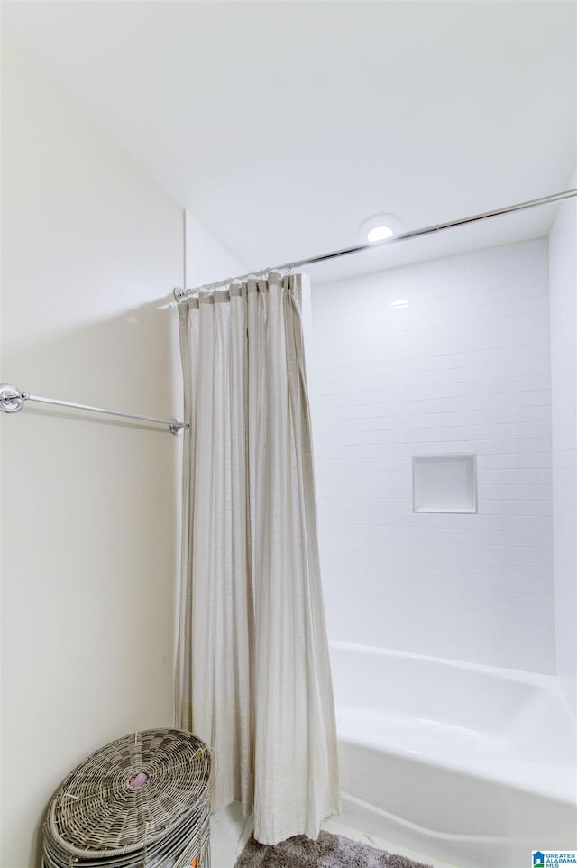 bathroom featuring shower / bath combo