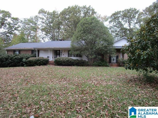 single story home featuring a front lawn