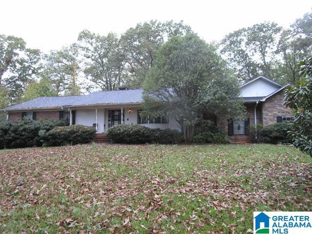 ranch-style house featuring a front lawn