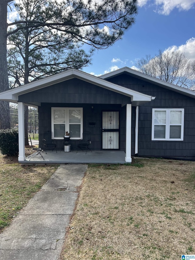 view of front of house featuring a porch and a front lawn