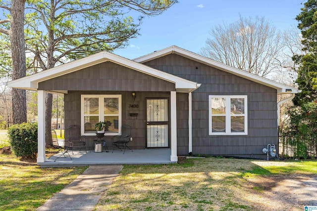 view of front of property featuring a porch and a front lawn