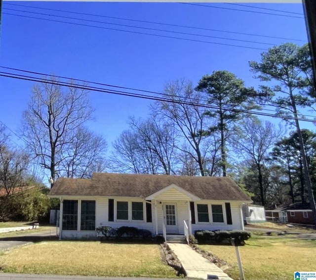 view of front of property featuring a front yard