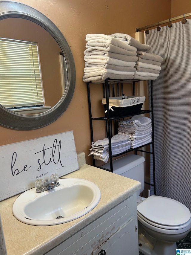 full bath featuring vanity, curtained shower, and toilet