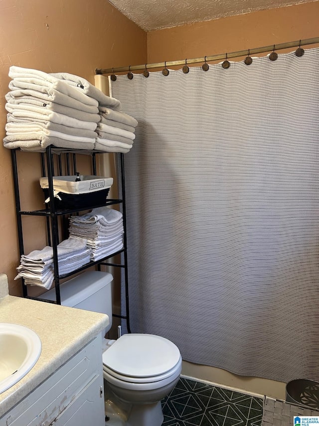 full bathroom featuring a shower with curtain, toilet, and vanity