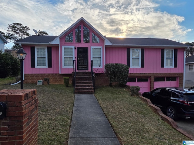 view of front facade featuring an attached garage and a front yard