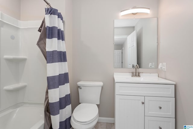 full bath featuring shower / bathtub combination with curtain, toilet, vanity, baseboards, and tile patterned floors