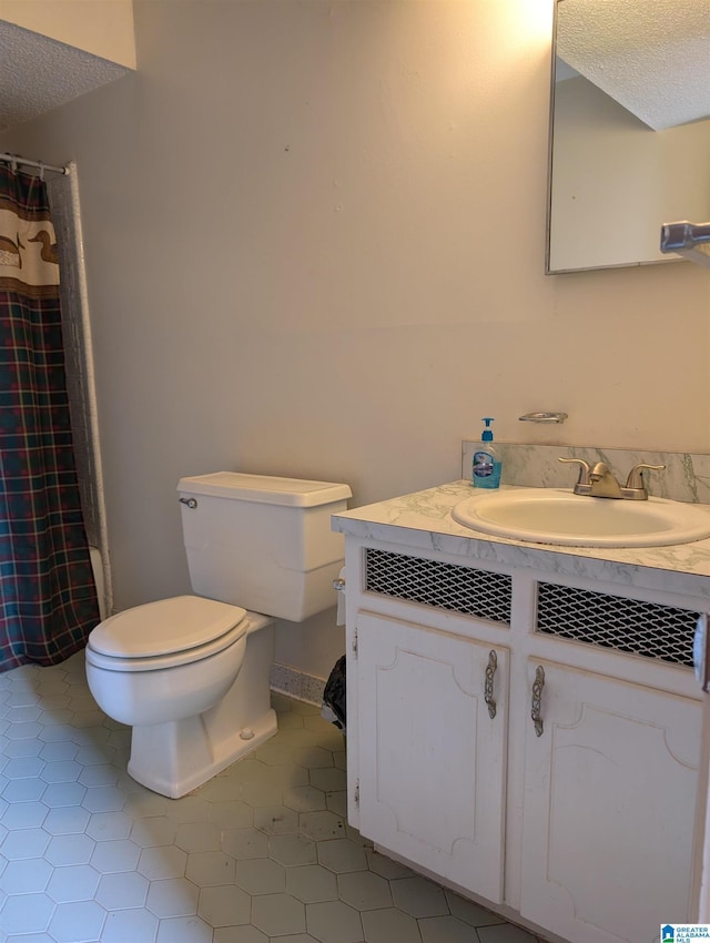 full bathroom with toilet, curtained shower, a textured ceiling, and vanity