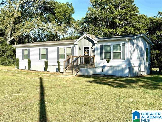 manufactured / mobile home with a front lawn