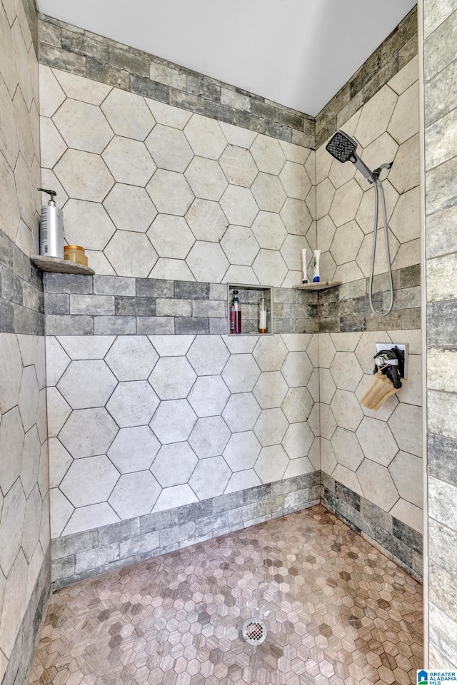 details featuring tiled shower