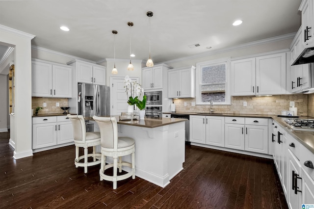 kitchen featuring visible vents, stainless steel appliances, a sink, and white cabinetry