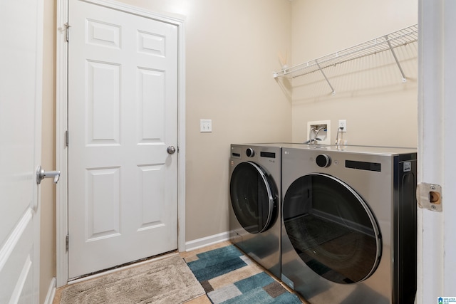 laundry room with laundry area, baseboards, and independent washer and dryer