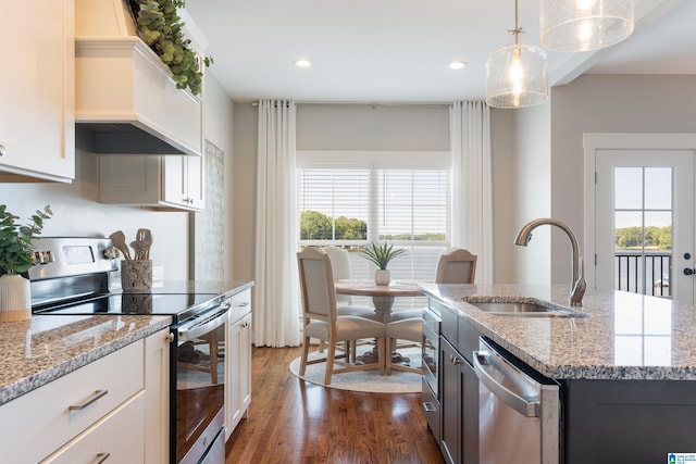 kitchen with stainless steel appliances, dark wood-type flooring, white cabinetry, a sink, and premium range hood