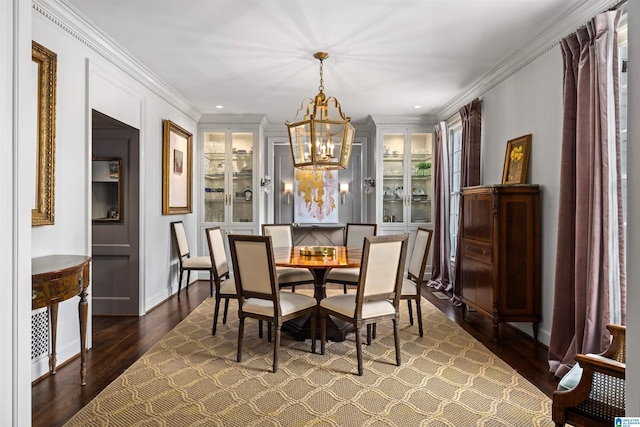 dining space featuring dark wood-style floors, crown molding, recessed lighting, and a notable chandelier