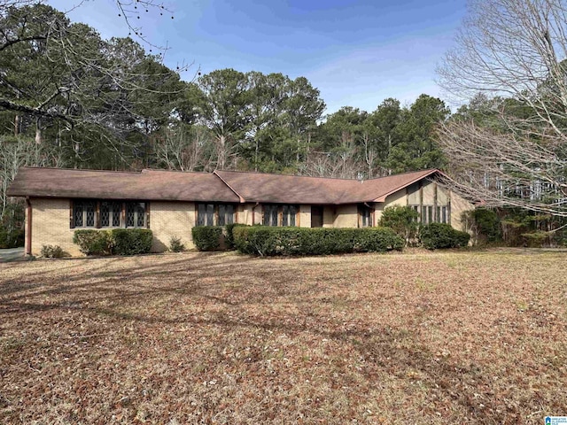 ranch-style home featuring a front yard