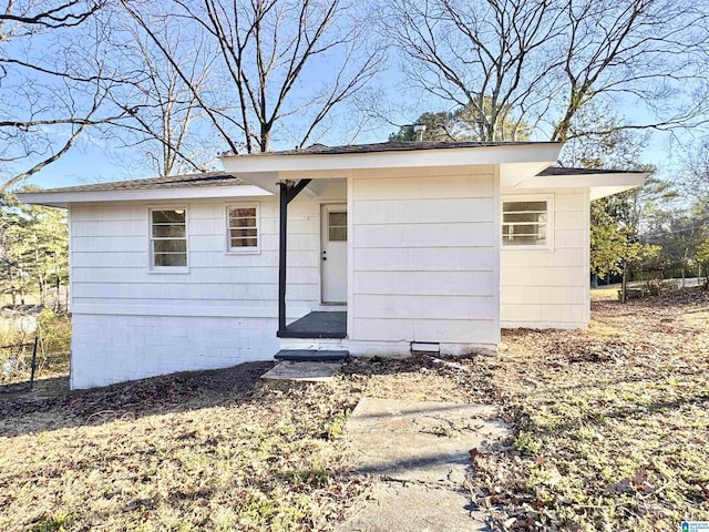 view of front of property featuring crawl space