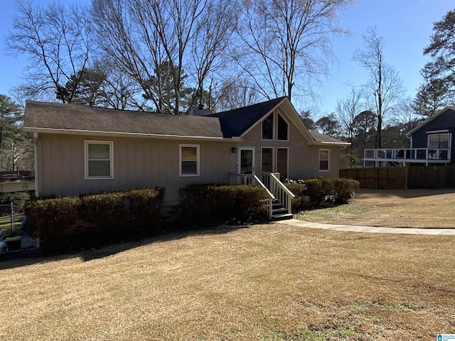 view of front of property featuring a front yard and fence