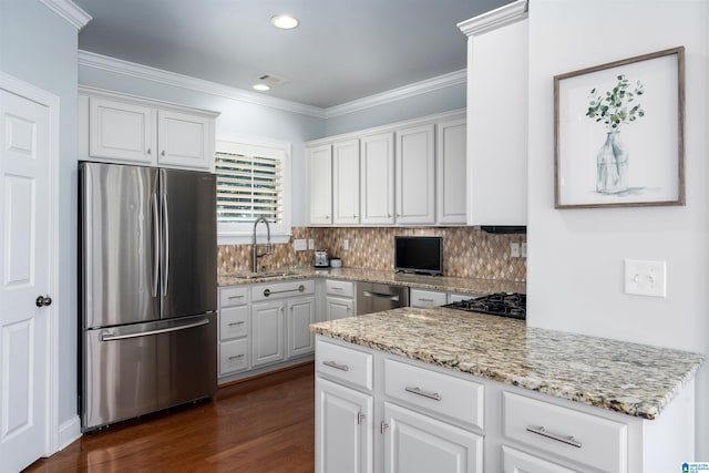 kitchen featuring a sink, visible vents, appliances with stainless steel finishes, backsplash, and crown molding