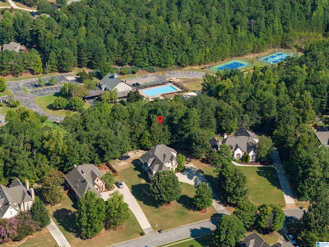 birds eye view of property featuring a forest view