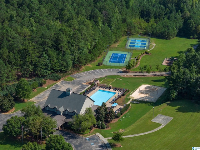 birds eye view of property featuring a forest view