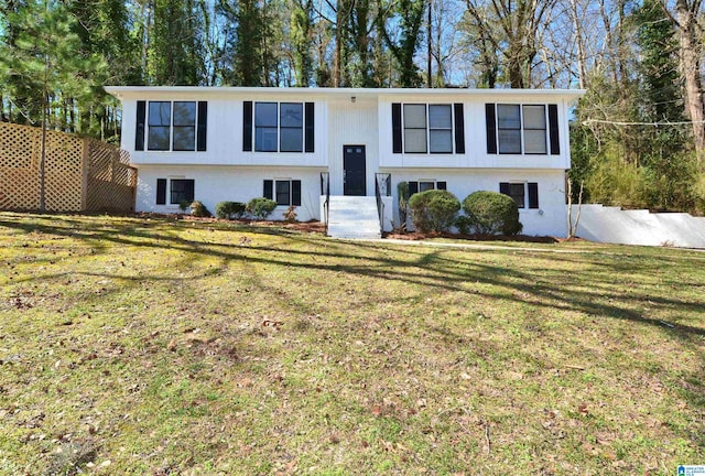 bi-level home featuring fence and a front yard