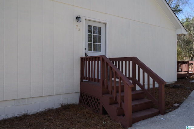 entrance to property featuring crawl space