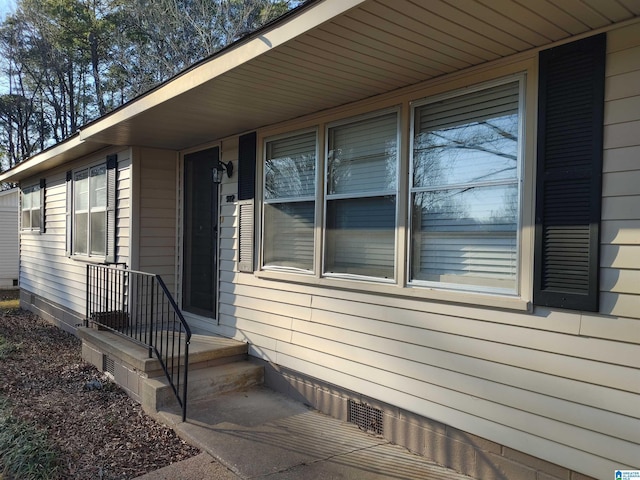 property entrance featuring crawl space