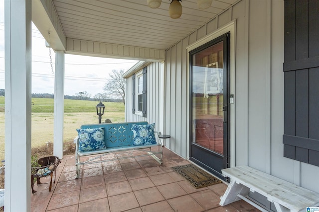 sunroom featuring ceiling fan