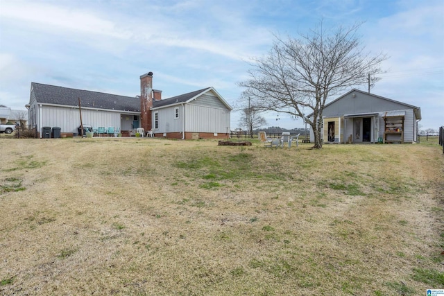 view of yard with an outdoor structure