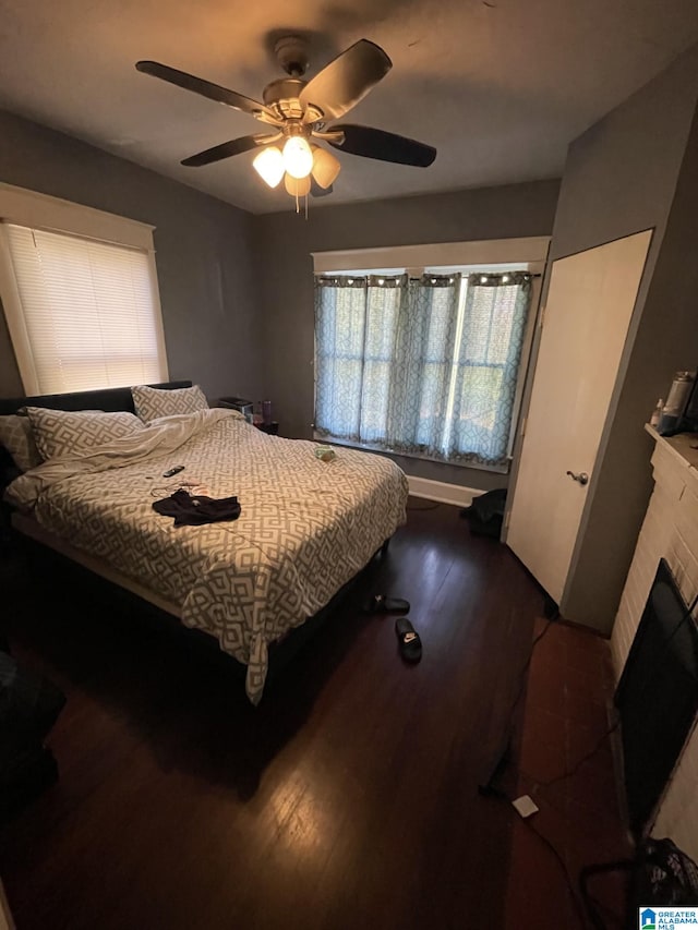 bedroom featuring dark wood finished floors and a ceiling fan