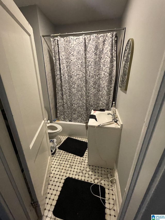 full bath featuring vanity, shower / bathtub combination with curtain, toilet, and tile patterned floors