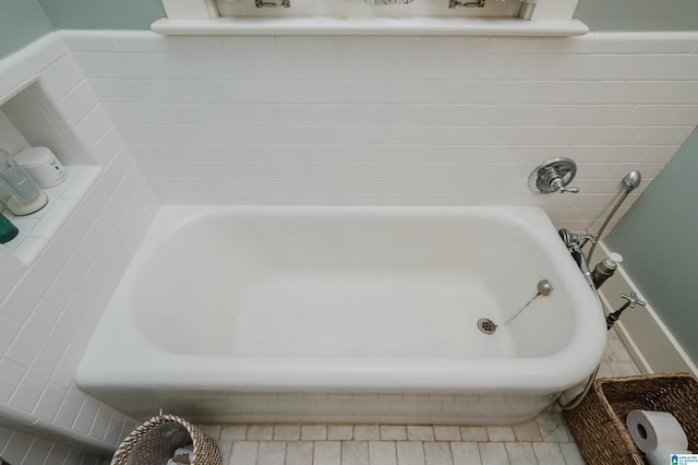 full bathroom featuring a washtub