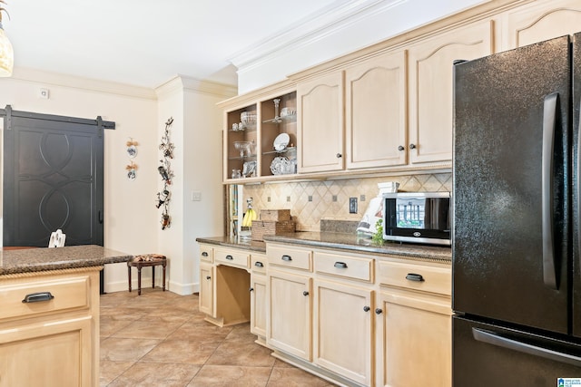 kitchen with crown molding, open shelves, tasteful backsplash, a barn door, and freestanding refrigerator