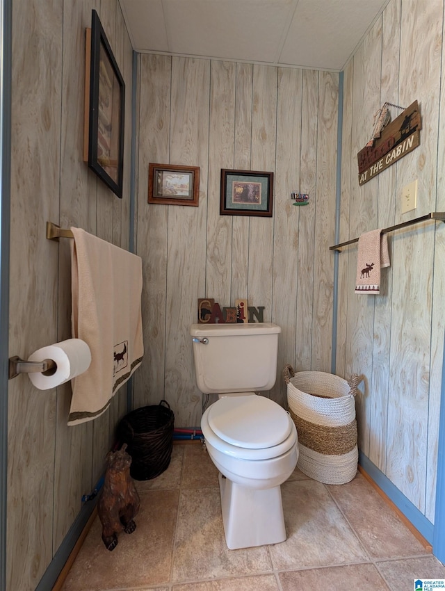 bathroom featuring toilet and baseboards