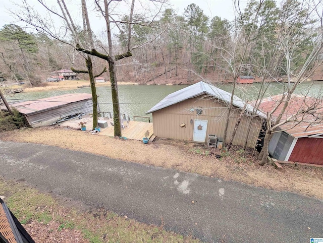 view of yard featuring a water view