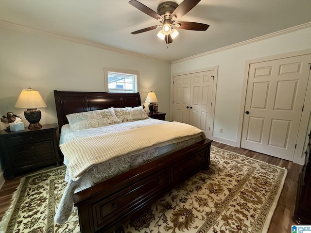 bedroom featuring crown molding, a closet, dark wood finished floors, and a ceiling fan