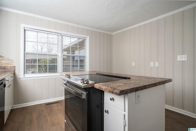 kitchen with a textured ceiling, dark wood-type flooring, visible vents, electric stove, and dark countertops