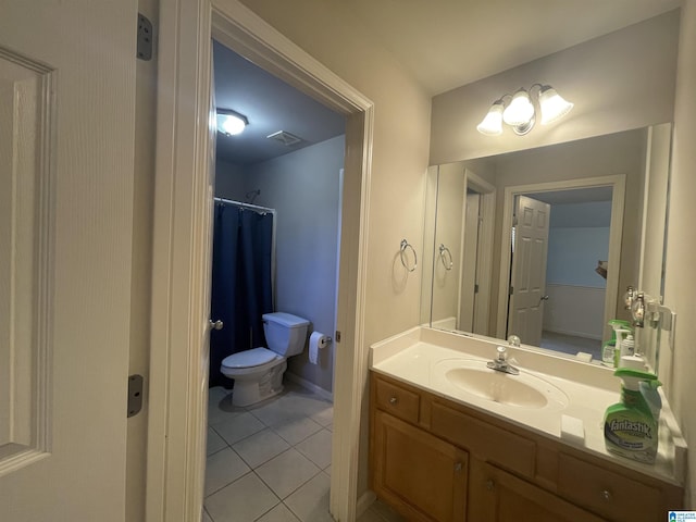 full bath featuring tile patterned flooring, visible vents, toilet, a shower with shower curtain, and vanity